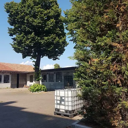 Angolo Di Isa Konukevi *